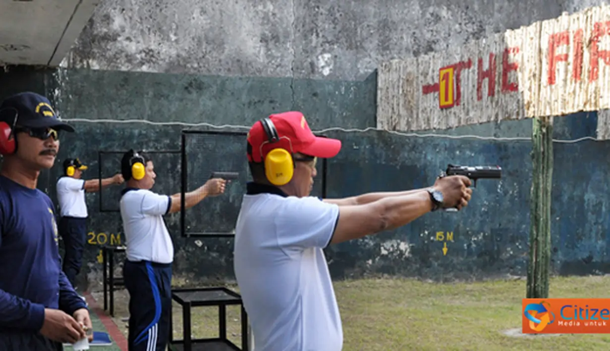 Citizen6, Surabaya: Pomal Lantamal V Surabaya mengadakan kegiatan Pomal Fun Shooting 2011, di lapangan tembak pistol Pomal lantamal V Ujung Surabaya, Selasa (19/7). (Pengirim: Budi Abdillah)