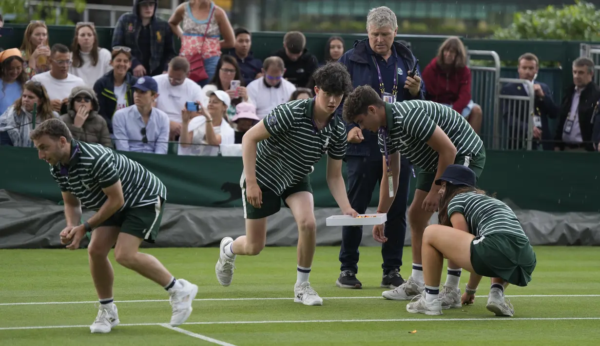Invasi lapangan terjadi saat pertandingan babak pertama antara Sho Shimabukuro dan Grigor Dimitrov, yang langsung dihentikan. (AP Photo/Alastair Grant)