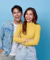 Sepasang kekasih tersenyum lebar dan berpose ke arah kamera (Foto Dok: Freepik/our-team).