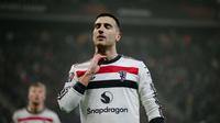 Diogo Dalot melakukan selebrasi seusai mencetak gol ke gawang FC Steaua Bucuresti pada matchday 8 Liga Europa, Jumat (31/1/2025) dini hari WIB. (Andrei PUNGOVSCHI / AFP)