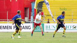 Ketua DPD RI, Irman Gusman (tengah) ikut memeriahkan turnamen Irman Gusman Cup 2016 U-17 dan U-19 di Stadion Agus Salim, Padang, Minggu (13/3/2016). (Bola.com/Nicklas Hanoatubun)