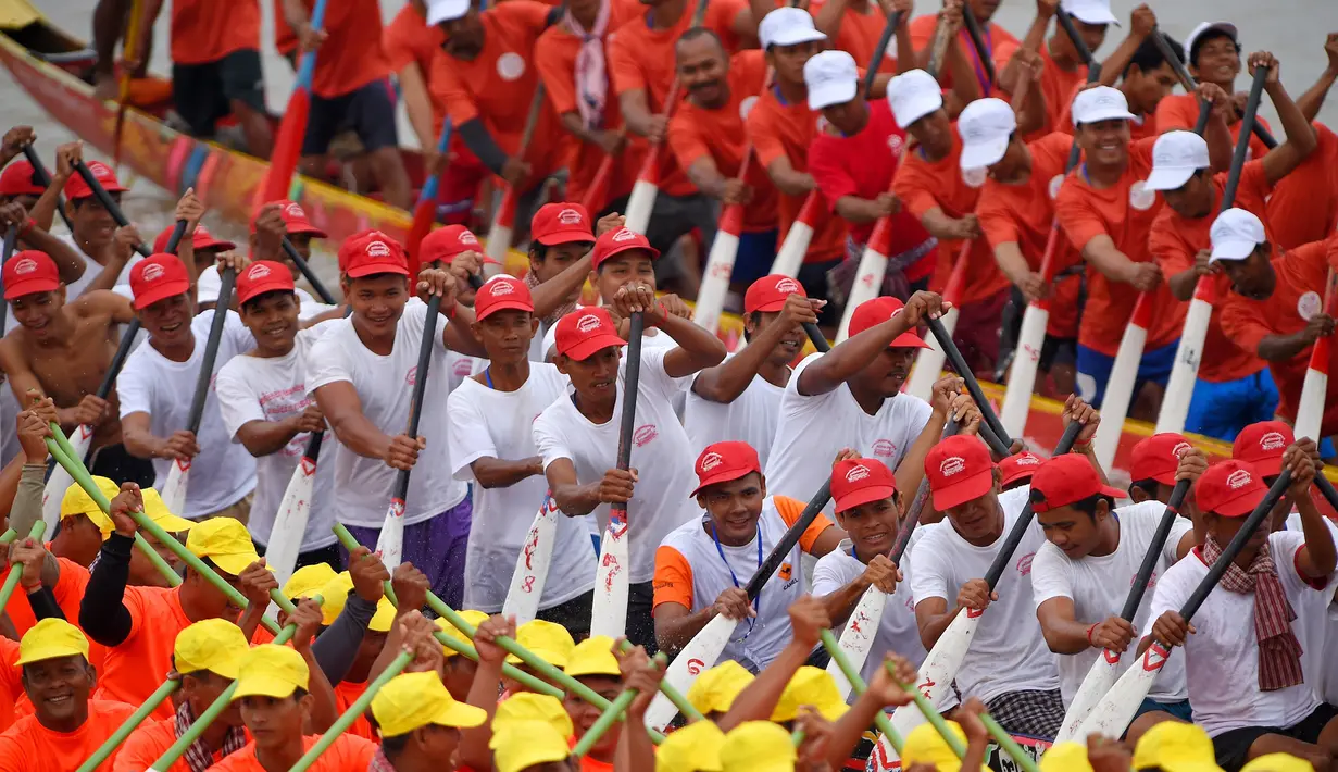 Peserta mendayung perahu naga menuju garis finish selama Festival Air di sungai Tonle Sap, Phnom Penh, Senin (11/11/2019). Cambodian Water Festival atau Bon Om Touk yang digelar pada 10-12 November ini merupakan salah satu festival terbesar dan paling populer di Kamboja. (TANG CHHIN Sothy/AFP)