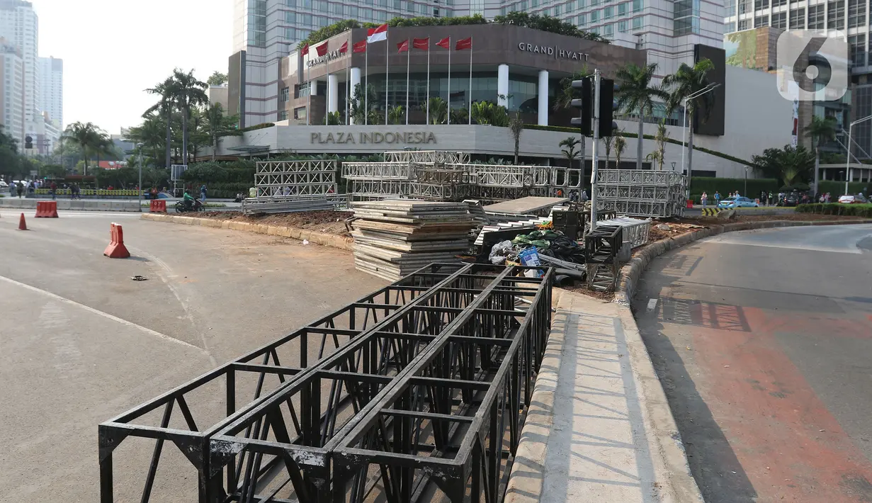 Rangkaian besi bertumpuk di kawasan Bundaran HI, Jakarta, Selasa (24/12/2019). Pemprov DKI Jakarta membongkar instalasi bebatuan Gabion pada 23 Desember 2019 malam. (Lipuran6.com/Herman Zakharia)