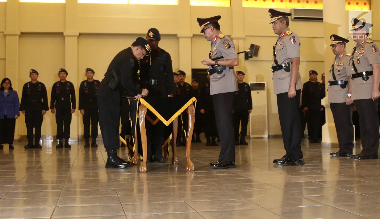 Kapolri Jenderal Tito Karnavian menandatangani dokumen pelantikan Kapolda Bangka Belitung, Brigjen Istiono yang menggantikan Brigjen Syaiful Zachri selama upacara sertijab di Mako Brimob, Kelapa Dua, Depok, Rabu (14/11). (Liputan6.com/Herman Zakharia)