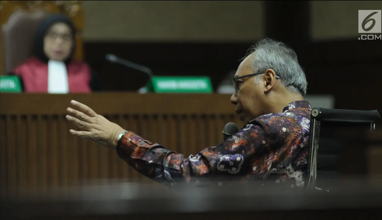 Terdakwa perintangan penyidikan korupsiE-KTP, Bimanesh Sutarjomenjawab pertanyaan saat menjalani sidang lanjutan di Pengadilan Tipikor, Jakarta, Kamis (7/6). Sidang mendengar keterangan terdakwa. (Liputan6.com/Helmi Fithriansyah)