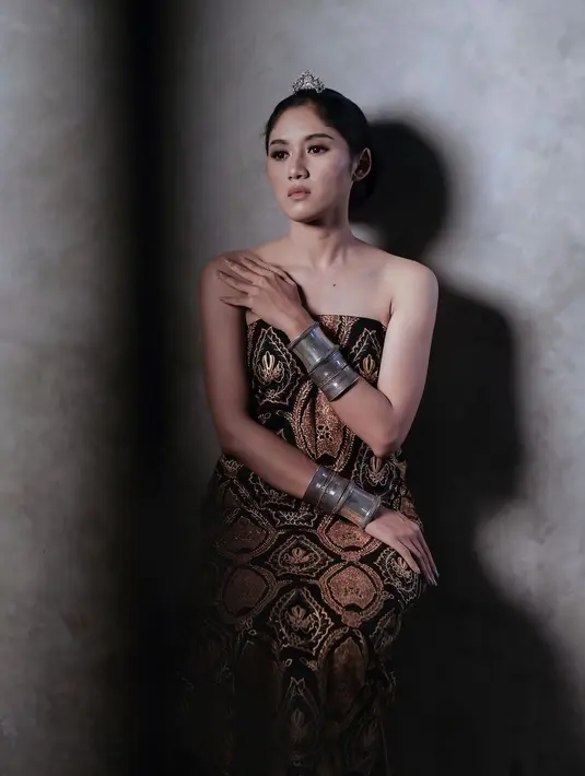 Berbalut kemben dari kain batik, Erina Gudono tampil lebih sederhana bak abdi dalem Keraton. Dengan headpiece mini di kepalanya, tatanan rambut sanggul rendah, dan makeup bernuansa natural, dan gelang sebagai aksesori pemanis, bukankah penampilan Erina di sini juga luar biasa?