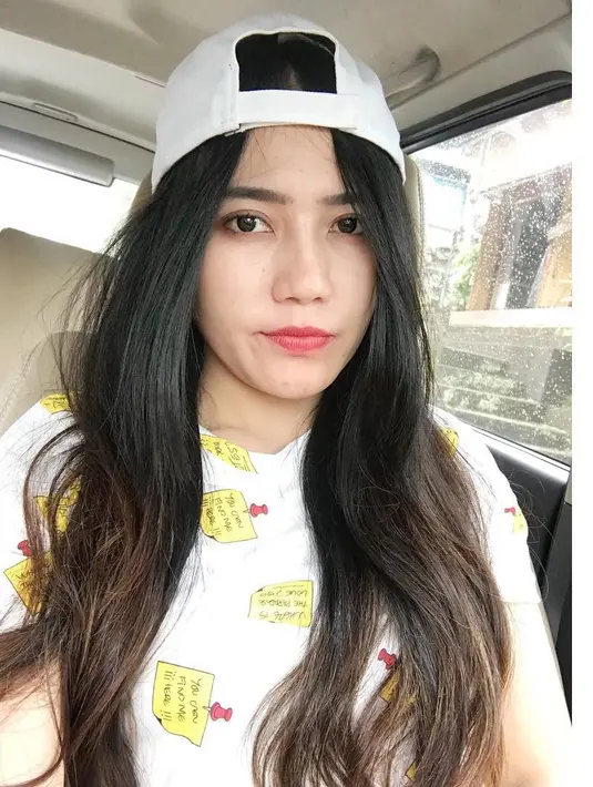 Dalam penampilannya, pelantun lagu yang terkenal dengan lagu Sayang itu tampil duet dengan Kevin, salah satu finalis 12 besar Indonesian Idol. (Instagram/viavallen)