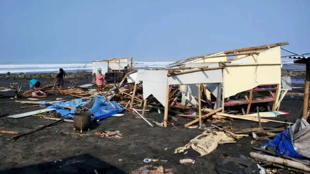 Warung yang rusak berada di sempadan pantai yang mestinya bebas dari bangunan. (Foto: Liputan6.com/BPBD Cilacap/Muhamad Ridlo)