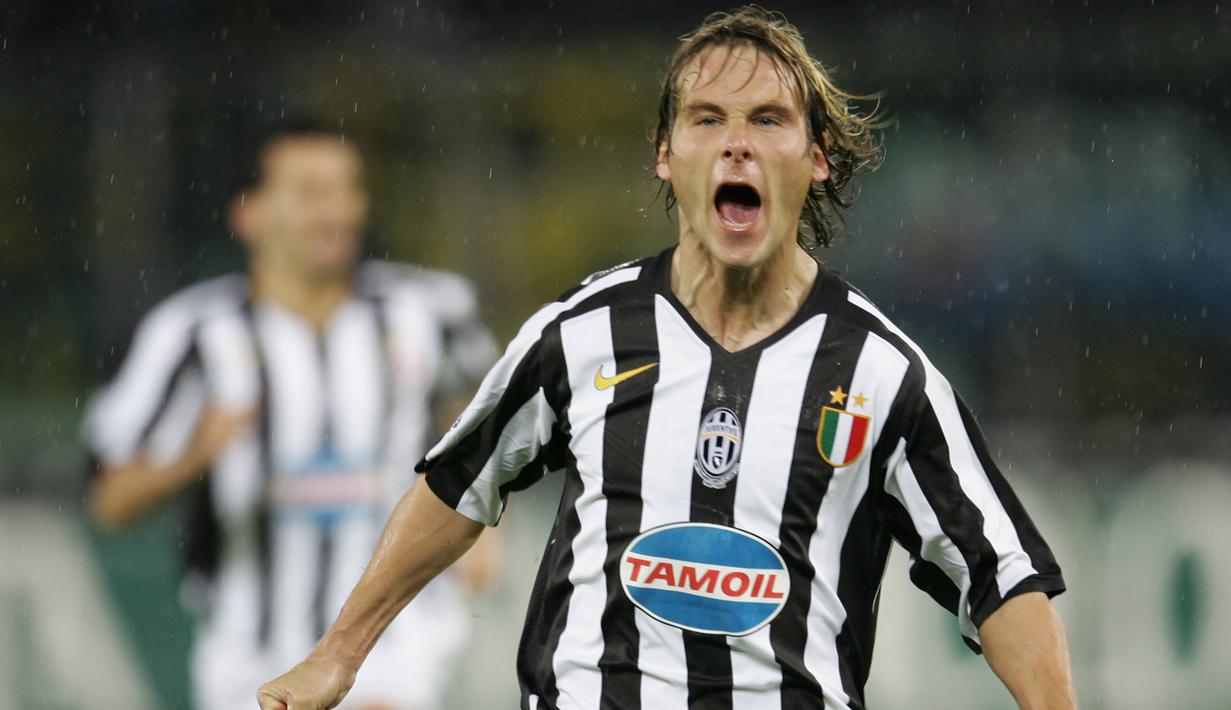 3. Pavel Nedved - Datang dengan bandrol 41 juta euro untuk menggantikan peran Zinedine Zidane, dirinya mampu membuktikan kehebatannya. Kesetiaannya pada Juventus juga teruji saat memutuskan bertahan ketika harus mengalami degradasi ke Serie B. (AFP/Filippo Monteforte)