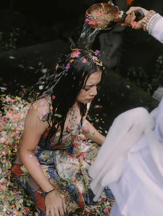 Potret Abigail Cantika saat menjalani Melukat pun tak lepas dari sorotan netizen. Terlebih, dirinya tampak begitu santai dan serius mengikuti rangkain upacara melukat. (Liputan6.com/IG/@abigailcantika)