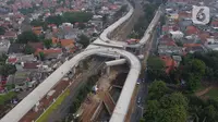 Foto udara suasana pembangunan jalan layang tapal kuda di kawasan Lenteng Agung, Jakarta, Rabu (5/8/2020). Pembangunan jalan layang itu untuk mengurai simpul kemacetan di perlintasan kereta api (KA) Lenteng Agung dan ditargetkan selesai pada Desember 2020. (Liputan6.com/Helmi Fithriansyah)