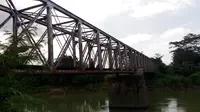 Jembatan Klawing, jejak peninggalan kolonial membangun kerajaan bisnis perkebunan tebu atau ‘Suikerfabriek’ di Purbalingga dan Banjarnegara. (Foto: Liputan6.com/Muhamad Ridlo).
