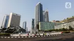 Warga beraktivitas di Bundaran HI, Jakarta, Kamis (13/5/2021). Jalanan Ibu Kota lengang pada libur hari Idul Fitri 1442 H. (Liputan6.com/JohanTallo)