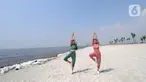 Warga senam di hamparan pasir putih White Sand Beach, Pantai Indah Kapuk (PIK) 2, Jakarta Utara, Sabtu (5/6/2021). Hamparan pasir putih buatan sepanjang sekitar 4 Km menjadi salah satu destinasi warga Jabotabek untuk berlibur. (merdeka.com/Arie Basuki)