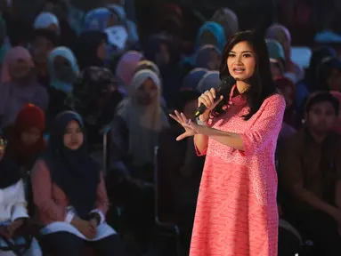 Presenter Liputan6 SCTV, Tina Talisa berbagi tips menjadi presenter atau news anchor yang menarik kepada para peserta hari kedua EMTEK Goes To Campus (EGTC) 2017 yang digelar di Universitas Negeri Semarang, Kamis, (6/4). (Liputan6.com/Yoppy Renato)