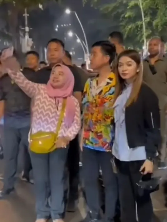 Selvi juga mengenakan kemeja biru renda dipadukan bomber jaket hitam, serasi dengan celana flare dan mini bagnya.  [@selvie_anada_]