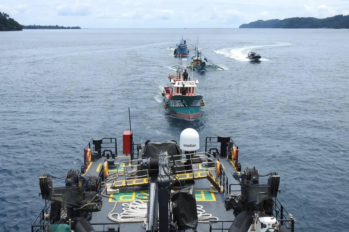 Kementerian Kelautan dan Perikanan (KKP) menangkap enam kapal yang terlibat illegal fishing di perairan Natuna dan Sulawesi.