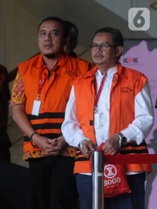Bupati Indramayu nonaktif Supendi (kanan) dan Kadis PUPR Kabupaten Indramayu Omarsyah usai menjalani pemeriksaan sebagai tersangka dugaan suap pengaturan proyek di Gedung KPK, Jakarta, Jumat (10/1/2020). (merdeka.com/Dwi Narwoko)
