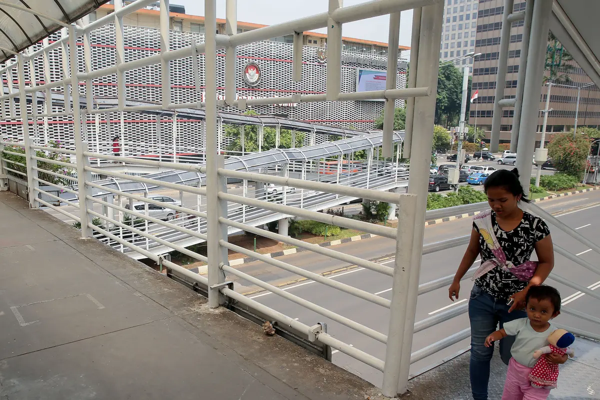 20151120-Jembatan-Penyeberangan-Orang-Jakarta-FF