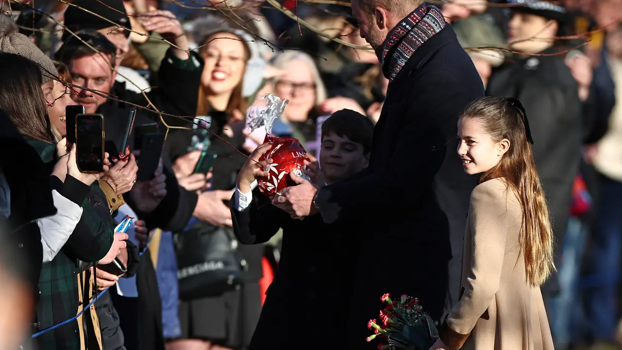 Tingkah Lucu Pangeran Louis Dapat Kado Natal 2025 dari Warga, Pecicilan Dapat Cokelat