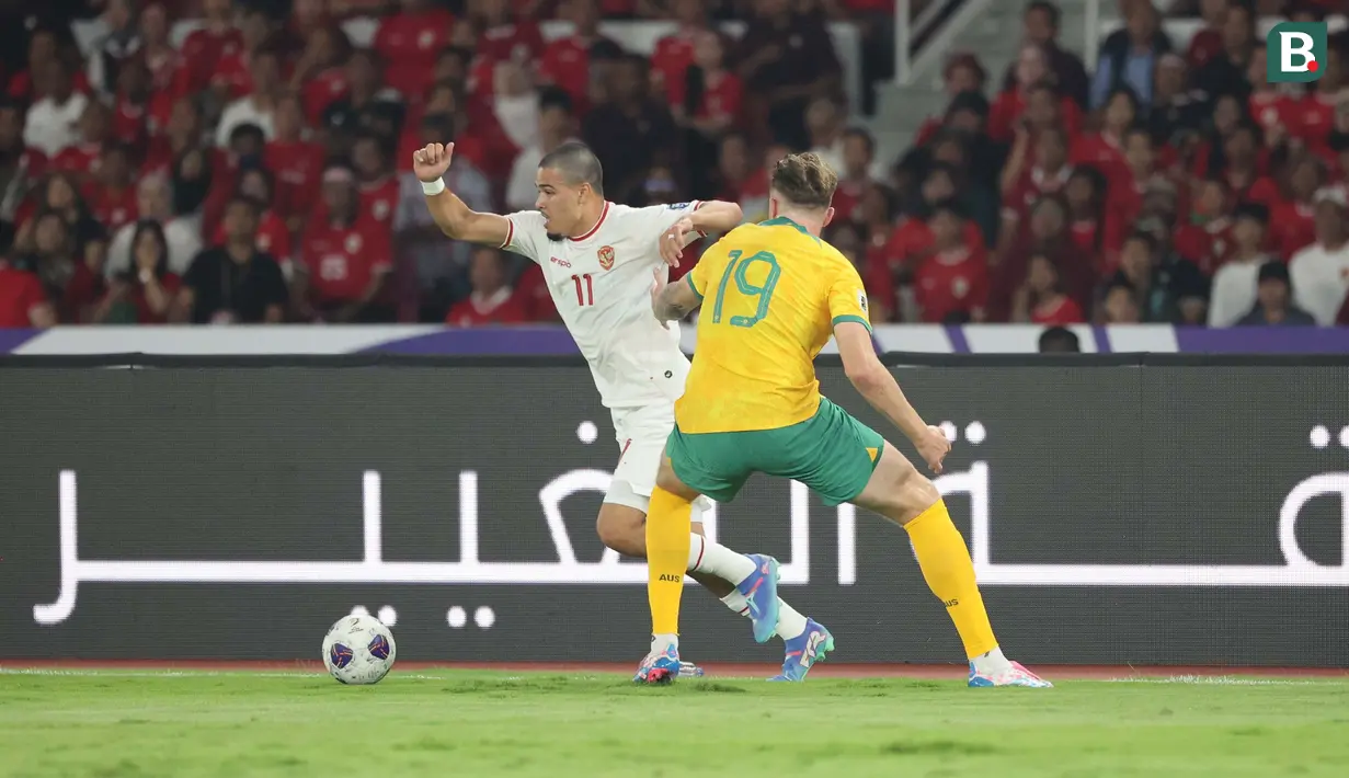 <p>Pemain Timnas Indonesia, Ragnar Oratmangoen, berusaha melewati&nbsp;pemain Australia,&nbsp;Harry Soutar, pada laga kedua Grup C Kualifikasi Piala Dunia 2026 Zona Asia di Stadion Utama Gelora Bung Karno (SUGBK), Jakarta Pusat, pada Selasa (10/9/2024). (Bola.com/Abdul Aziz)</p>