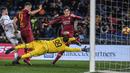 Gelandang AS Roma Nicolo Zaniolo (kanan) mencetak gol ke gawang FC Porto saat bertanding pada babak 16 besar Liga Champions di Stadion Olimpico, Roma, Italia, Selasa (12/2). Nicolo berhasil mencetak dua gol. (Tiziana FABI/AFP)