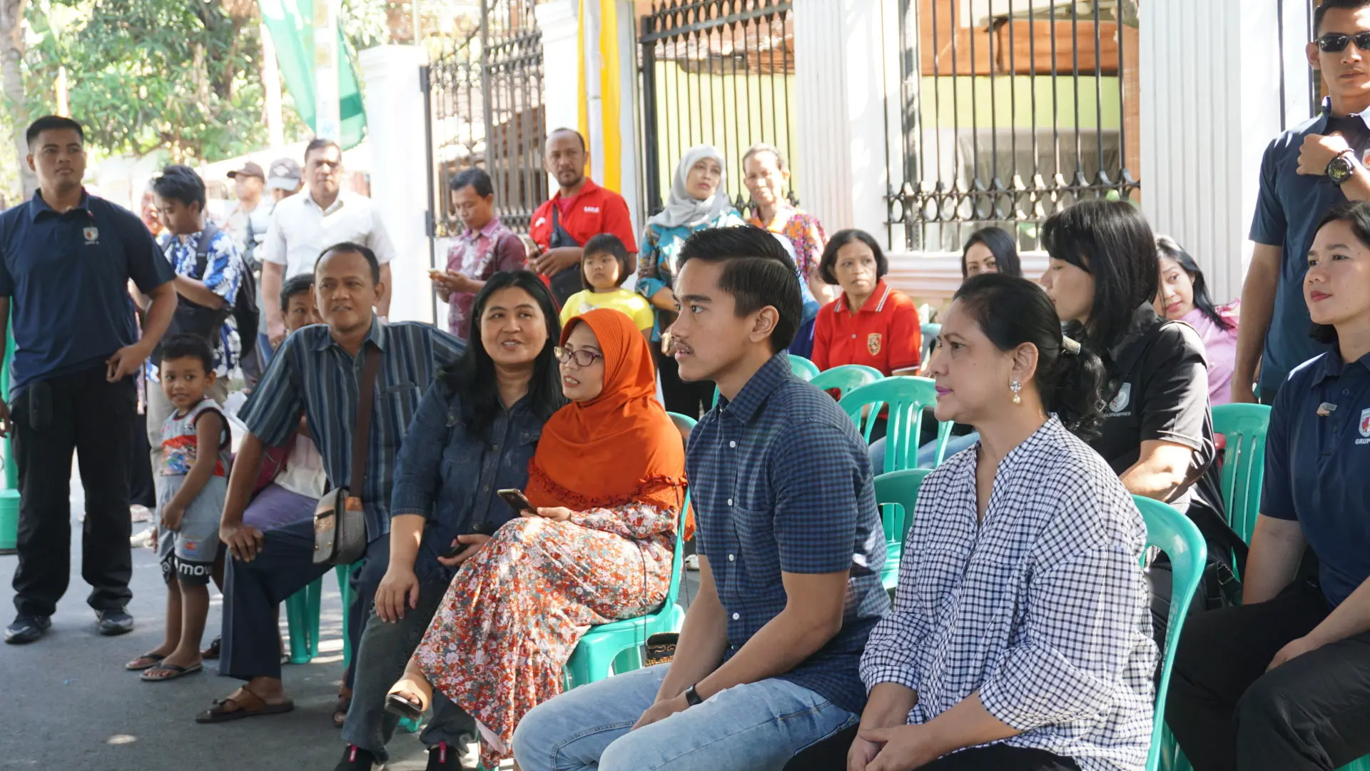 Putra bungsu Presiden Joko Widodo, Kaesang Pangarep ikut mencoblos dalam Pilkada Jawa Tengah.  (Liputan6.com/Fajar Abrori)