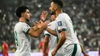 Aymen Hussein melakukan selebrasi bersama pemain Timnas Irak lainnya. (Hussein FALEH / AFP)