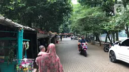 Suasana Perkampungan Budaya Betawi Setu Babakan, Jakarta, Senin (22/6/2020). Danau buatan seluas 30 hektare tersebut kembali dibuka untuk umum setelah sebelumnya ditutup untuk mencegah penyebaran virus corona COVID-19. (Liputan6.com/Immanuel Antonius)