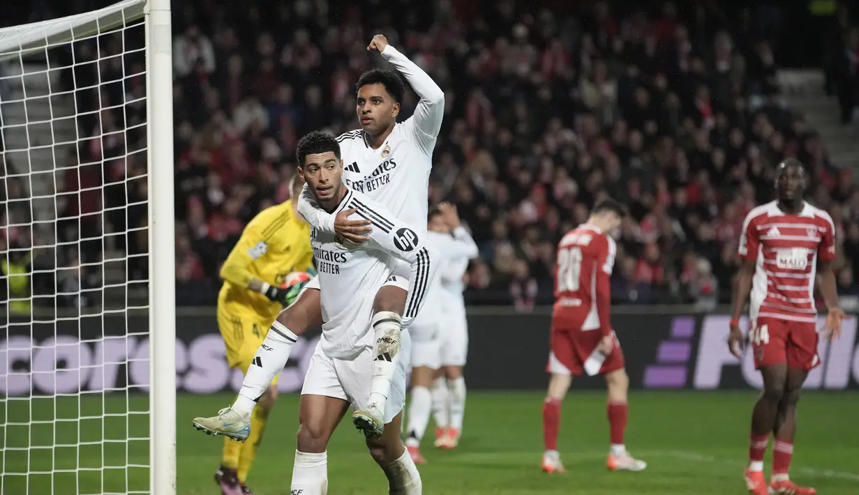 Real Madrid sukses mengalahkan Brest dengan skor telak 3-0 dalam laga matchday 8 League Phase Liga Champions 2024/2025 yang digelar di Stade de Roudourou, Kamis (30/1/2025) dini hari WIB. Sihir Rodrygo membawa Los Blancos meraih kemenangan sekaligus menjaga asa di Liga Champions. (AP Photo/Thibault Camus)