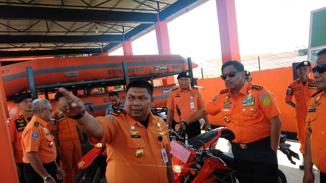 Kepala Basarnas Bagus Puruhito saat meninjau kesiapan peralatan Kantor SAR Kendari, Rabu (10/7/2019).(/Ahmad Akbar Fua)