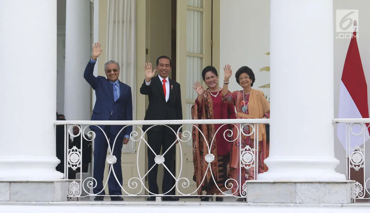 Presiden Joko WIdodo (Jokowi) didampingi Ibu Negara Iriana Joko Widodo bersama Perdana Menteri Malaysia, Mahathir Mohamad beserta Ibu Negara Siti Hasmah melambaikan tangan di beranda Istana Bogor, Jawa Barat, Jumat (29/6). (Liputan6.com/Angga Yuniar)