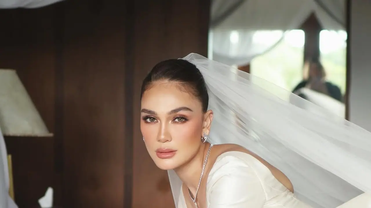 Menikah di Usia 41 Tahun, Pesona Manglingi Luna Maya Dipulas Glaze Skin Makeup di Momen Sumpah Pernikahan
