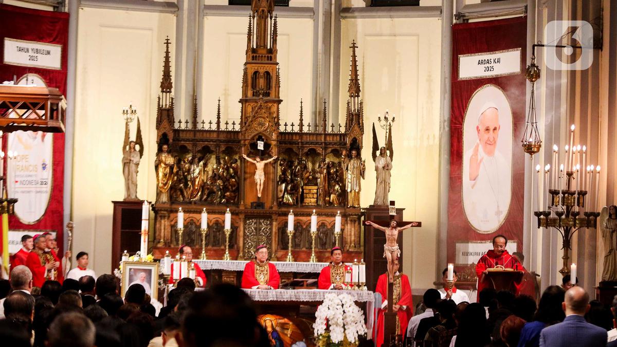 Ribuan Umat Katolik Hadiri Misa Requiem Paus Fransiskus di Gereja Katedral Jakarta