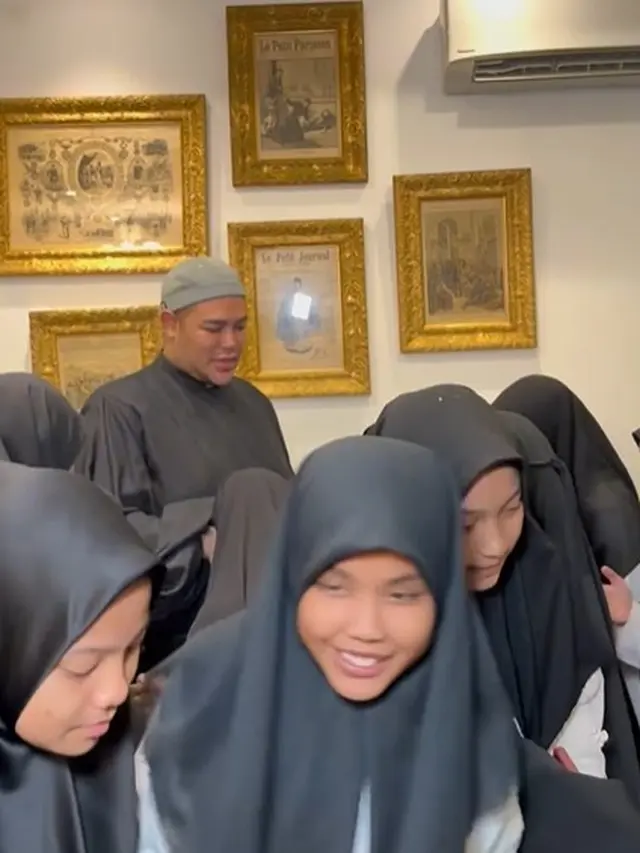 Ivan Gunawan bergamis dan peci saat gelar pengajian (Instagram/ivan_gunawan)