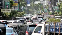 Kemacetan arus lalu lintas saat uji coba sistem satu arah (SSA) di Jalan H Agus Salim dan Jalan KH Wahid Hasyim, Jakarta, Selasa (9/10). Uji coba ini menyebabkan kemacetan kendaraan. (Merdeka.com/Iqbal Nugroho)