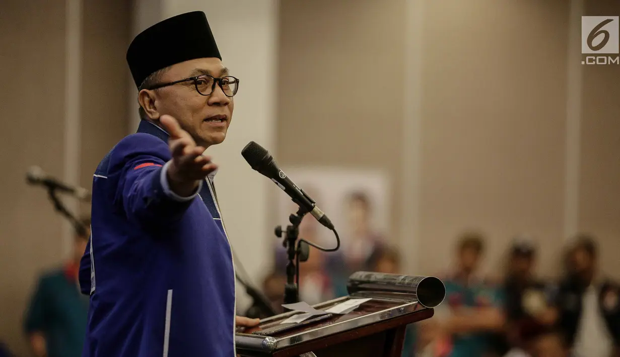 Ketua Umum PAN Zulkifli Hasan memberi sambutan saat deklarasi bergabungnya Partai Idaman ke PAN di di Jakarta, Sabtu (12/5). Ketum PAN menyebut bergabungnya partai besutan Raja Dangdut itu merupakan sebuah kehormatan. (Liputan6.com/Faizal Fanani)