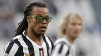 Edgar Davids (Kacamata) - Pria asal Belanda ini merupakan salah satu pemain yang terkenal nyentrik dengan kacamatanya. Penyakit Glukoma yang menyerang syaraf mata menjadi alasan Davids menggunakan kacamata. (Foto:AFP/Marco Bertorello)