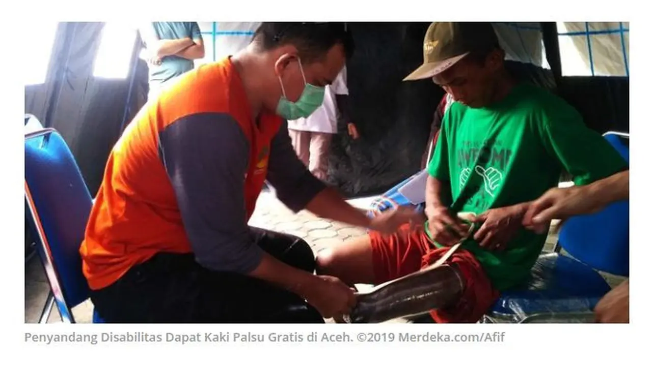 Dinas Sosial Kota Aceh membagikan bantuan kaki palsu untuk para penyandang disabilitas