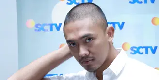 Komika stand up Uus mulai sering menghiasi layar kaca. Beberapa kali pemilik nama Rizky Firdaus Wijaksana, itu wajahnya menghiasi layar kaca sebagai presenter. (Galih W. Satria/Bintang.com)