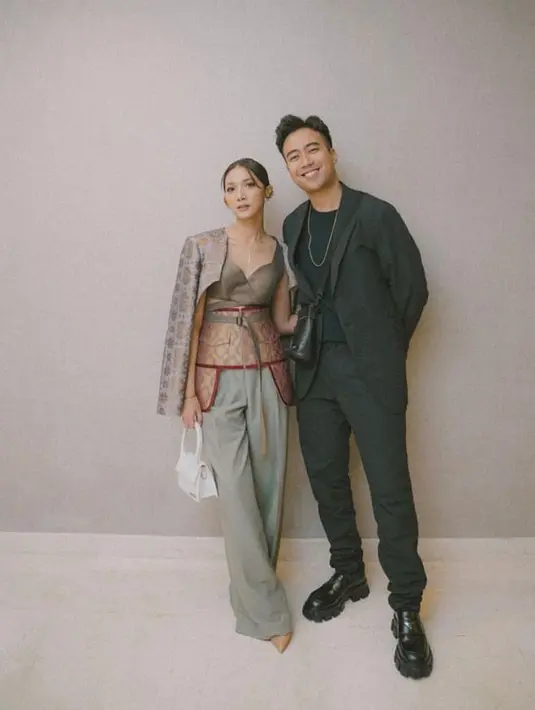 Penampilan kompak pasangan seleb yang belum lama menikah ini kerap mencuri perhatian. @vidialdiano @sheiladaisha.