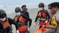 Basarnas Bengkulu mengevakuasi mayat tanpa identitas yang ditemukan di perairan Desa Lubuk Sanai, Kecamatan Koto Jaya, Kabupaten Mukomuko, Bengkulu, Kamis (24/9/2026). (Fotto: Antara)