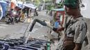 Penjual mengisi air bersih ke drigjen di kawasan Muara Angke, Jakarta, Sabtu (26/2/2022). Sejak tahun 1980-an, warga Muara Angke, Jakarta Utara, mengalami kesulitan mendapatkan air bersih. (Liputan6.com/Faizal Fanani)