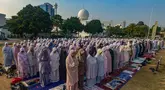 Umat Islam melaksanakan Shalat Istisqa di halaman Mesjid Al Azhar, Jakarta, Selasa, 1 September 2026. (KLY/ Arie Basuki).
