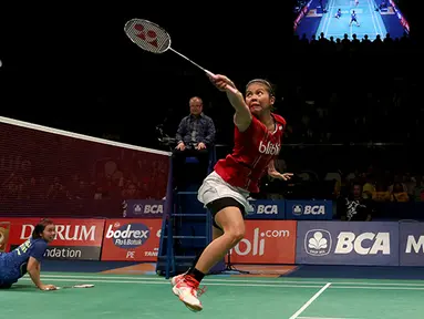 Greysia Polii/Nitya Krishinda Maheswara ganda puteri Indonesia gagal menjadi juara setelah kalah dari  Tang Jinhua/Tian Qing di final BCA Indonesia Open Premier Super Series 2015 di Istora Senayan Jakarta. (Bola.com/Peksi Cahyo)