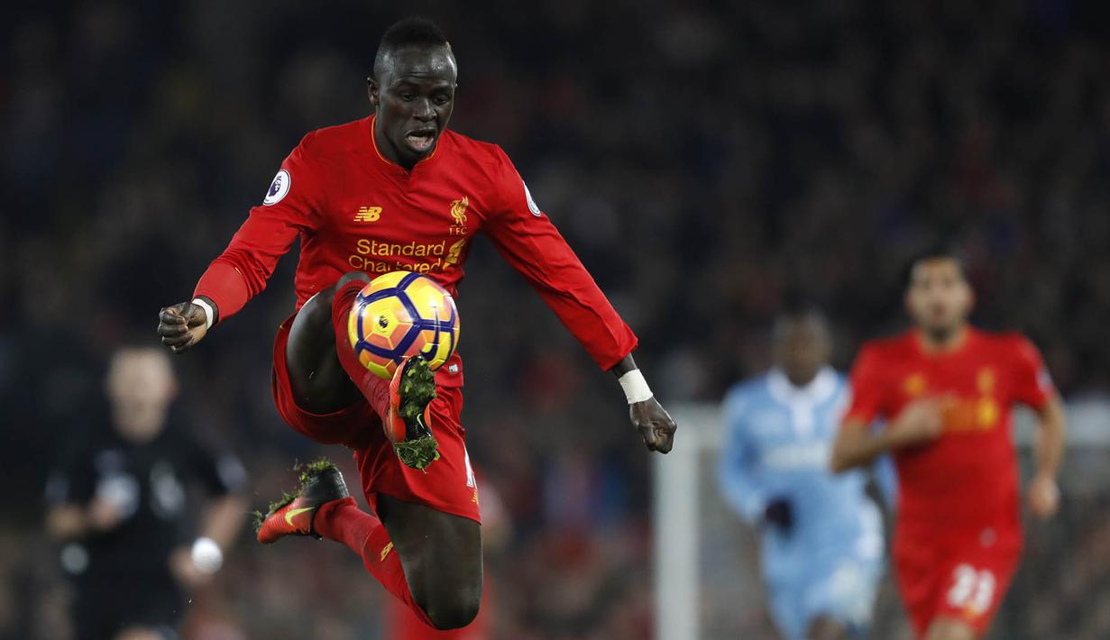 Penyerang Liverpool, Sadio Mane, mengontrol bola saat melawan Stoke. Pada laga ini The Reds menggunakan formasi 4-3-3, sementara Stoke tampil dengan skema 3-5-2. (Reuters/Carl Recine)