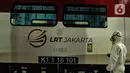 Petugas menggunakan remote control mengoperasikan sinar ultraviolet (UV) untuk sterilisasi rangkaian kereta Light Rail Transit (LRT) Jakarta di Depo LRT Kelapa Gading, Senin (29/6/2020). Teknologi sinar UV dimanfaatkan untuk sterilisasi kereta dari paparan Covid-19. (merdeka.com/Iqbal Nugroho)