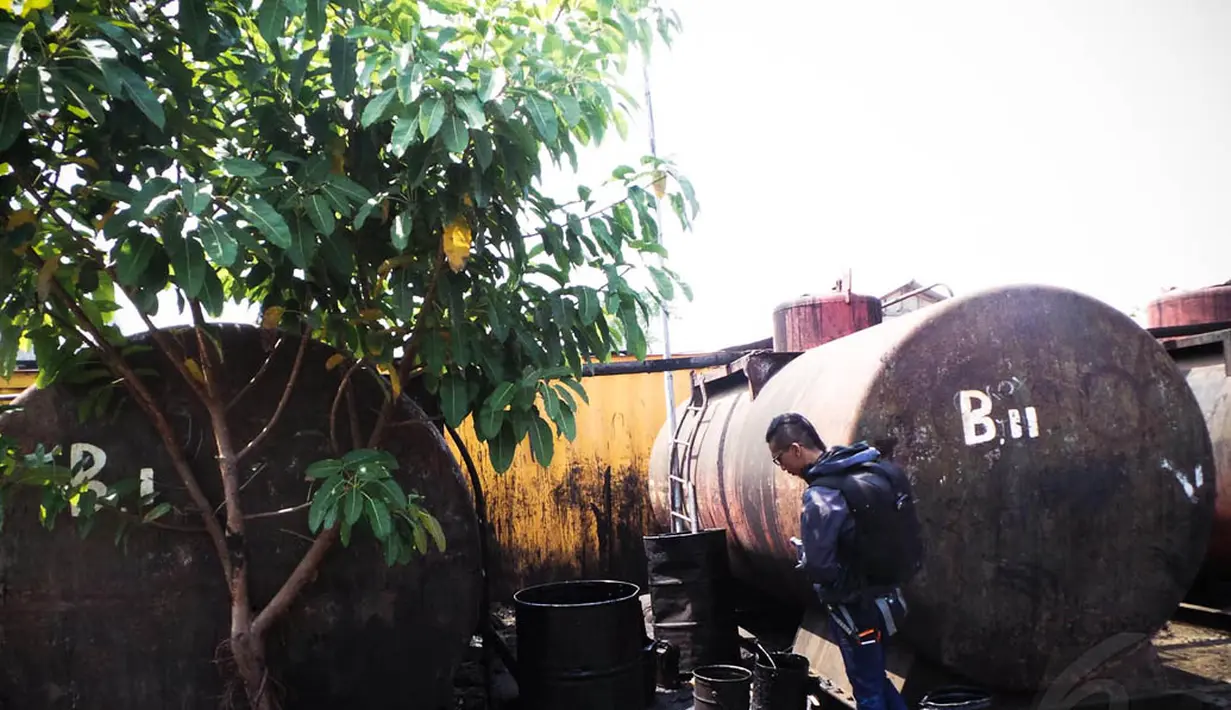 Para pelaku usaha limbah tersebut mengolah limbah B3 menjadi oli dan kemudian dijual kembali ke pabrik-pabrik untuk digunakan sebagai bahan bakar, Jakarta, Selasa (19/8/14). (Liputan6.com/Faizal Fanani)