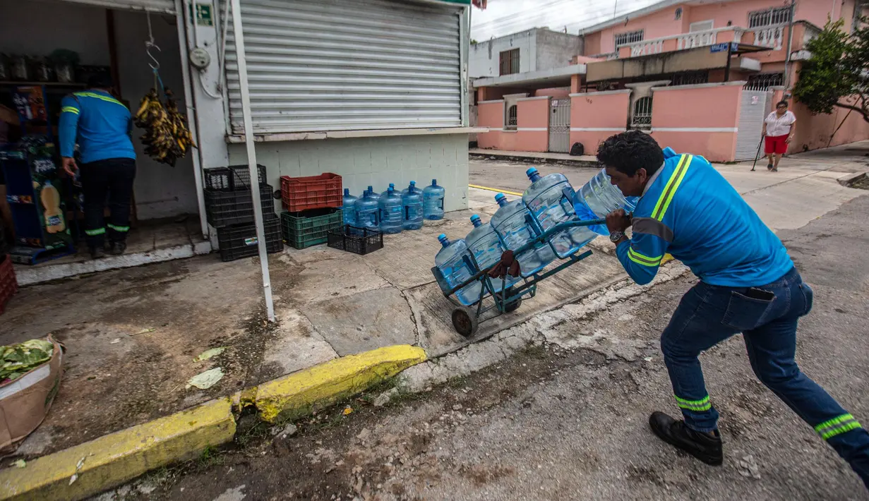 Badai Milton diperkirakan akan bergerak ke utara Semenanjung Yucatan dan melintasi Teluk Meksiko bagian selatan pada hari Senin dan Selasa. (HUGO BORGES/AFP)