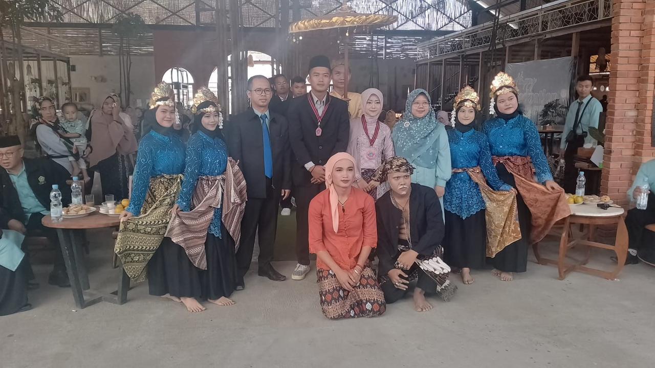 Para siswa Madrasah Aliyah Karya Muda (KM) Banyuresmi, Garut, Jawa Barat, mentas upacara adat sunda dalam pelepasan dan kenaikan kelas. (Liputan6.com/Jayadi Supriadin)